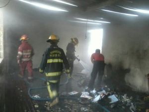 LA VIVIENDA QUEDÓ consumida por el fuego.