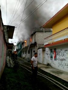 UN VECINO RESCATÓ a la niña bebé.