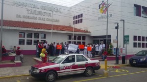 HICIERON PLANTON, FRENTE AL HOSPITAL.