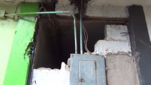 Por aquí se metieron los ladrones.