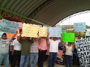 Familias se manifestan tras la desaparición de los jóvenes.