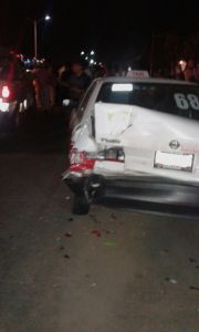 Así quedó la unidad del taxi, le chocó un patrullero de Tránsito del Estado.