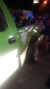 Los oficiales quisieron huir tras haber cometido el accidente, pero fueron detenidos por los taxistas.