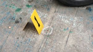 Los casquillos de bala, desperdigados en la avenida.