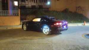 El Camaro presenta varios impactos de bala.