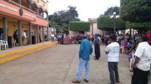 Se manifestan habitantes de la sierra de Tatahuicapan afuera del Palacio Municipal de ese Ayuntamiento.