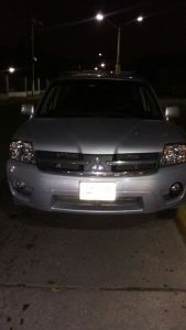 El vehículo del subdirector médico del IMSS quedó abandonado.