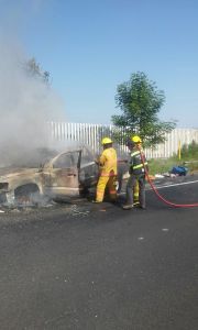 Fueron sofocadas las llamas, pero se consumió el vehículo.