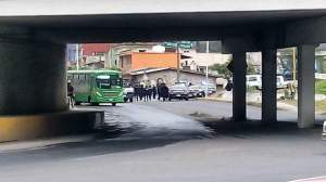 Los policías estatales se enfrentaron con los tripulantes de la camioneta, los 4 tripulantes repelieron la agresión mientras un automóvil color blanco, llegó hasta el lugar y los rescató por lo que huyeron con rumbo a Río Blanco, donde se implementó un operativo para dar con esos sujetos.