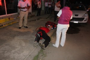 Está herido de un balazo en la pierna. Lo llevaron al Hospital en Las Choapas.
