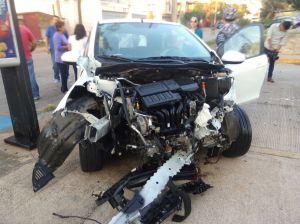 Así quedó el carro chocado.