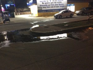 CHARCOS DE AGUAS FECALES, no se conectaron bien al sistema de drenaje.