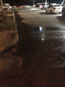 LA PESTILENCIA DE las aguas negras, espanta a la clientela de los negocios asentados en el malecón.
