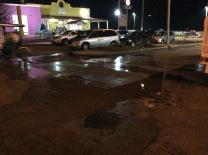 LOS COMERCIOS asentados en el malecón están presentando bajas ventas, debido a esta pestilencia de fuga de aguas negras.