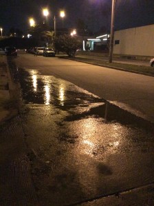 Las aguas negras vienen desde la calle Lázaro Cárdenas y se encharcan en el malecón.