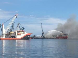 Intervino un barco contra incendios.