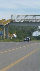 La narcomanta apareció abajo de un Puente Peatonal.