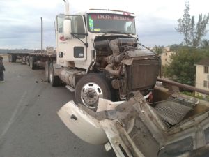 Un trailer derrapa, se sale del camino e invade carril. Choca contra un carro particular.