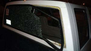 Dejaron destrozos en la camioneta.