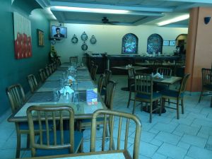 Restaurante, solo daños materiales.