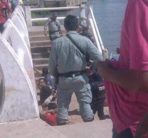 Seguridad Física de PEMEX sorprende a petroleros con botes de gasolina, robados.