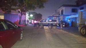 Se armó una persecución policiaca, contra una camioneta blanca robada por los delincuentes. Hay rastros de sangre tras las detonaciones.