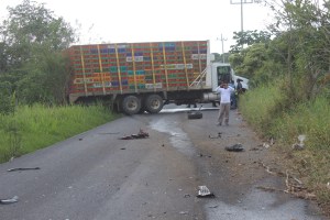 La carretera quedó cortada; el camión Bachoco obstaculizó el camino al terminar todo atravesado.