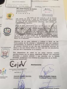 Reclaman en oficios, el pago de sus becas.