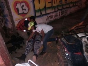 El Policía Naval fue atendido por los socorristas.