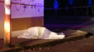 El cadáver quedó tirado en el pavimento.