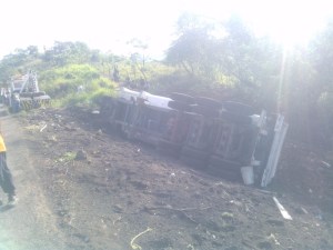 Completamente volcada, a  un costado del camino yendo hacia Catemaco.
