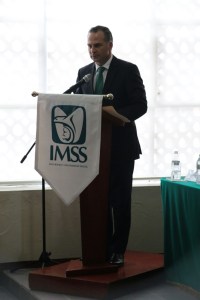 Es originario de Coatzacoalcos, será delegado en la zona sur del IMSS.