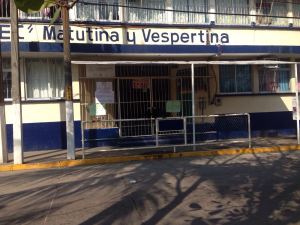 En la escuela Niños Héroes instalaron pancartas de protesta, en reclamos a la Ley del IPE... pero no suspendieron clases.