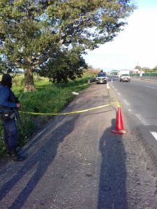 La víctima presentaba huellas de tortura; y cuyos restos fueron arrojados a un costado de la autopista con una bolsa en la cabeza.