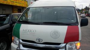 Llegó una camioneta de Migración para trasladar al recinto a los migrantes, serán deportados.