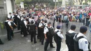 Se enfrentan policías con vendedores ambulantes.