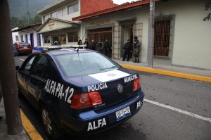 La despiden, entre llantos y con la cercana vigilancia de la Fuerza Civil. 