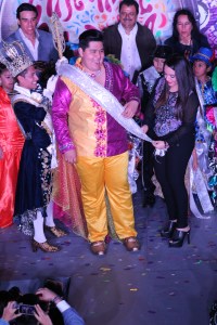 La regidora Martha Hernández y el Ex rey Rubén Cachito Peña colocan la banda a Orlando Chávez, nuevo Rey de la Alegría.