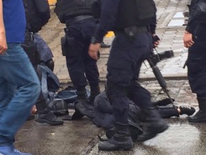 Los policías recibieron atención médica.