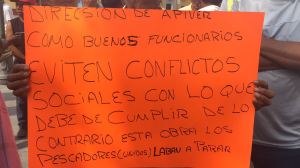Con pancartas, exigen que se cumplan los acuerdos.
