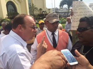 Se encararon con los funcionarios de la APIVER; con altercados.