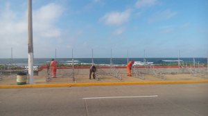 Personal de compañía contratista se encuentra acomodando las gradas para los próximos paseos.