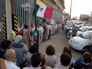 Toma simbólica de las oficinas de la Gerencia de Recursos Humanos de la zona sur, en Coatzacoalcos, Ver; plantón de trabajadores petroleros contra el despido de trabajadores de confianza y sindicalizados.