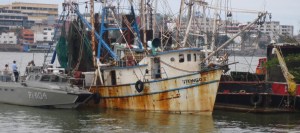 Una patrulla naval resguarda la embarcación en muelles de Villa Alende.