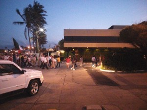 Le gritan afuera de su casa al familiar del director de PEMEX en México. 