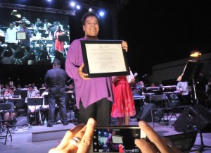 Recibe reconocimientos.