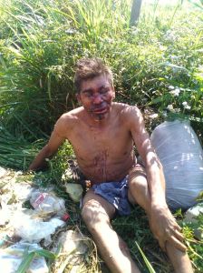 Le dieron una golpiza hasta dejarlo todo malherido, adentro del pantano.