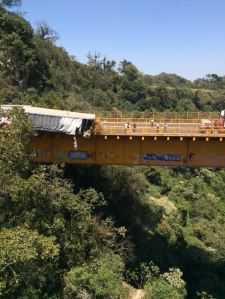 Poco le faltó para caer al abismo.