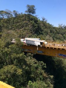 A unos pasos más de salirse del puente.