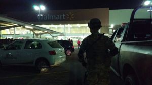 Comando armado dispara contra una persona frente a Walmart, en Coatzacoalcos. Está mal herido pero vivo. Fue esta noche como a las 19:30 horas.